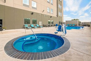 Outdoor pool, open 10:00 AM to 10:00 PM, pool loungers - La Quinta Inn & Suites by Wyndham McAllen La Plaza Mall (McAllen)