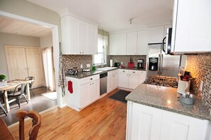 Comfort House, 4 Bedrooms (Ander Haus) | Private kitchen | Full-sized fridge, microwave, oven, stovetop