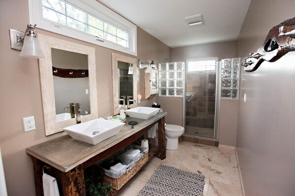 Comfort House, 4 Bedrooms (Ander Haus) | Bathroom | Combined shower/tub, jetted tub, free toiletries, hair dryer