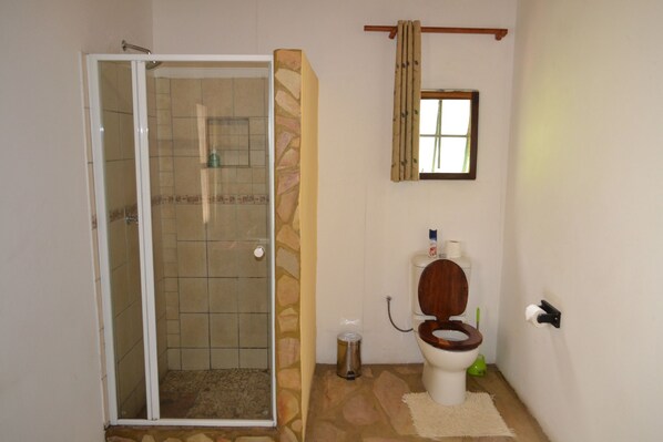Bathroom shower - Tambuti Lodge (Rundu)