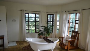 Family Room | Bathroom - Tambuti Lodge (Rundu)