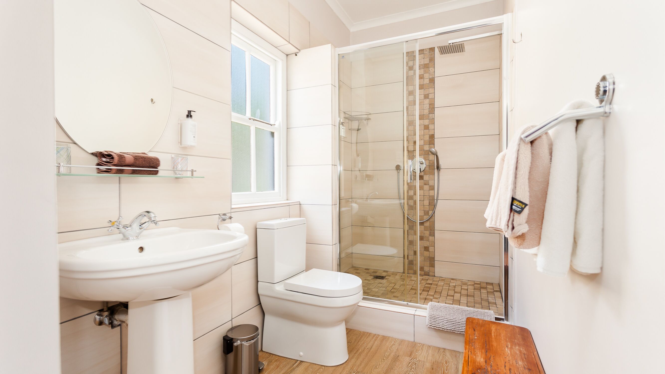 Luxe tweepersoonskamer | Badkamer | Gratis toiletartikelen, een haardroger, handdoeken