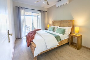 Family Apartment, 2 Bedrooms, Balcony | Individually furnished, free WiFi, bed sheets - Feather Nest Guest House (Oudtshoorn)