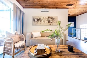Departamento familiar, 2 habitaciones, balcón | Área de sala de estar | Smart TV de 50 pulgadas con canales vía satélite, televisión y Netflix