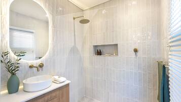 Appartement Familial, 2 chambres, balcon | Salle de bain | Sèche-cheveux, serviettes fournies, savon, shampoing