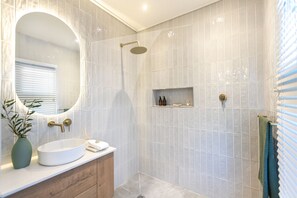 Familienapartment, 2 Schlafzimmer, Balkon | Badezimmer | Haartrockner, Handtücher, Seife, Shampoo