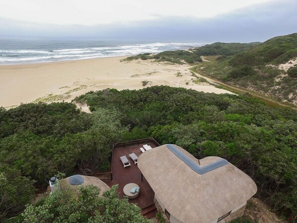 Ubicación a pie de playa y arena blanca