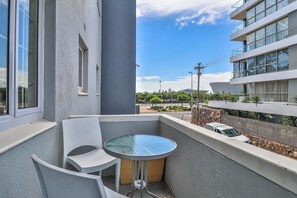 Terrace/patio - Eaton Square 2 by CTHA (Cape Town)