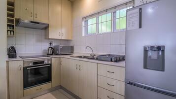 Apartment (1 Bedroom) | Private kitchen | Full-size fridge, microwave, oven, stovetop