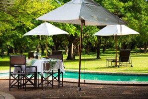 Utomhuspool och solstolar