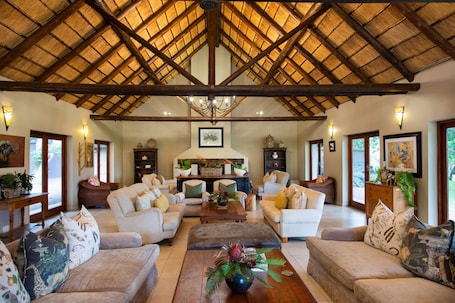 Lounge. Falaza Game Lodge