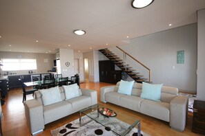 902E Knightsbridge | Living room | Flat-screen TV - Knightsbridge 902E by CTHA (Cape Town)