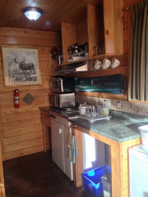 Standard-Ferienhütte, 1 Queen-Bett, Kochnische, Bergblick | Eigene Küche | Kühlschrank, Mikrowelle, Ofen, Herdplatte