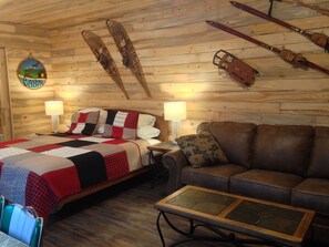 Premium-Ferienhütte, 1 King-Bett, Küche, Bergblick (No Pets) | Wohnbereich | Flachbildfernseher