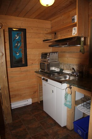 Basic-Ferienhütte | Eigene Kochnische | Kühlschrank, Mikrowelle, Ofen, Herdplatte