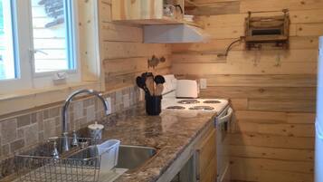 Executive-Ferienhütte, 1 King-Bett, Küche, Bergblick | Eigene Küche | Kühlschrank, Mikrowelle, Ofen, Herdplatte