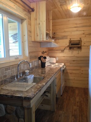 Executive-Ferienhütte, 1 King-Bett, Küche, Bergblick | Eigene Küche | Kühlschrank, Mikrowelle, Ofen, Herdplatte