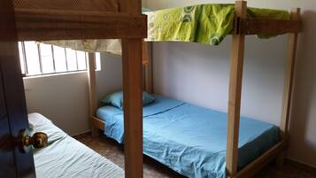 Shared Dormitory, Mixed Dorm (4pax) | 1 bilik tidur, meja, seterika/papan seterika, katil bayi/kot (surcaj)