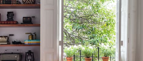 Suite Deluxe, 2 habitaciones | Sala de estar | Televisión de pantalla plana, Netflix, libros y servicios de streaming
