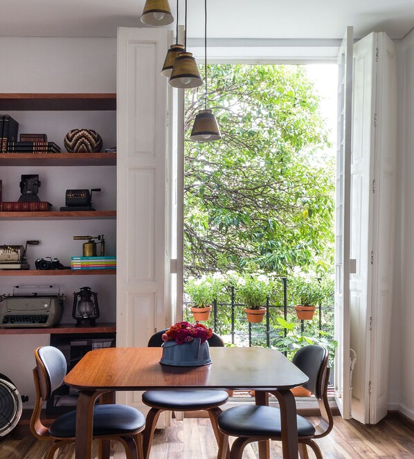 Suite Deluxe, 2 habitaciones | Sala de estar | Televisión de pantalla plana, Netflix, libros y servicios de streaming 