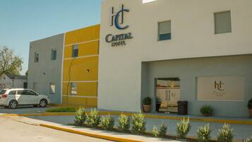 Vista frontal de la propiedad