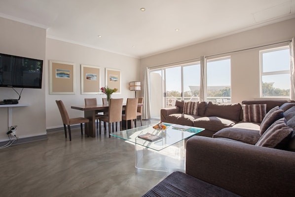 Appartement (2 Bedrooms) | Aire de séjour | Téléviseur à écran plat de 50 po avec télévision par satellite