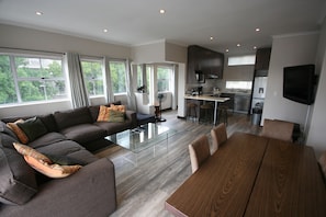 Appartement (2 Bedrooms) | Salle de séjour | Téléviseur à écran plat de 50 po avec télévision par satellite