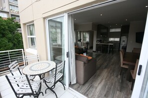Apartment (2 Bedrooms) | Balcony - York Mews 14 by CTHA (Cape Town)