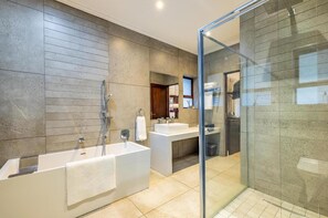 Family Suite | Bathroom | Separate bathtub and shower, free toiletries, hair dryer, towels - Sheppard Boutique Guesthouse (Mbombela)