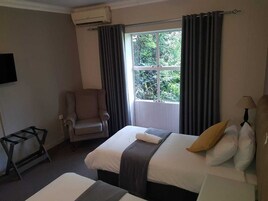 Caja de seguridad en la habitación, escritorio y cortinas blackout 