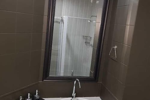 Douche, séchoir à cheveux, serviettes fournies