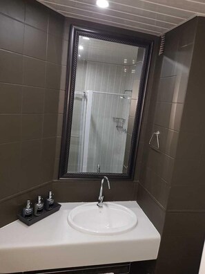 Shower, pengering rambut,  dan handuk