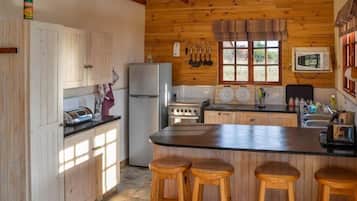 Lemari es besar, microwave, oven, dan kompor