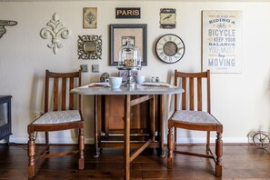 Loft (Annie's) | In-room dining - Annie's Loft (Fredericksburg)