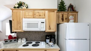 House, 1 Bedroom (Elizabeth's Haus - Tree House) | Private kitchen | Coffee/tea maker, full-size fridge, microwave, stovetop