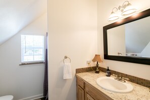 House, 1 Bedroom (Elizabeth's Haus - Tree House) | Bathroom | Shower, free toiletries, towels