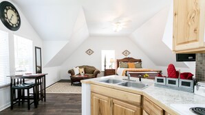 House, 1 Bedroom (Elizabeth's Haus - Tree House) | Living area | TV