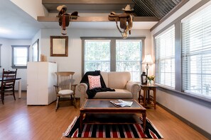 House, 1 Bedroom (Circle D Guest House) | Living room