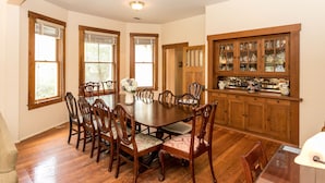 Room, 4 Bedrooms, 2 Bathrooms (Abendlied) | In-room dining