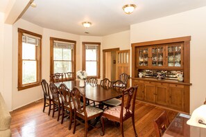 Room, 4 Bedrooms, 2 Bathrooms (Abendlied) | In-room dining