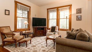 Room, 4 Bedrooms, 2 Bathrooms (Abendlied) | Living room | TV, fireplace