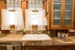 Room, 4 Bedrooms, 2 Bathrooms (Abendlied) | Private kitchen