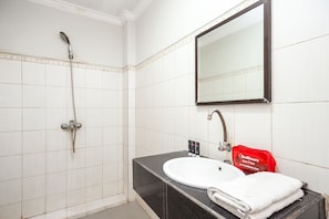 Habitación doble | Baño | Regadera, amenidades de baño gratuitas, toallas