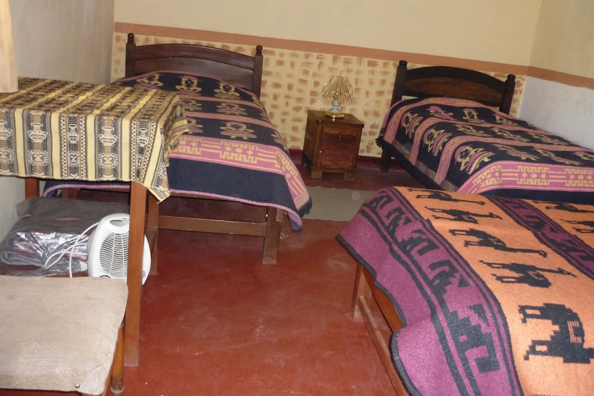 Kamar Triple | Meja kerja, kedap suara, dan setrika/meja setrika