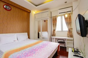 Double Room | Desk, free WiFi - RedLiving Apartemen The Suites Metro - Mary Tower E (Bandung)