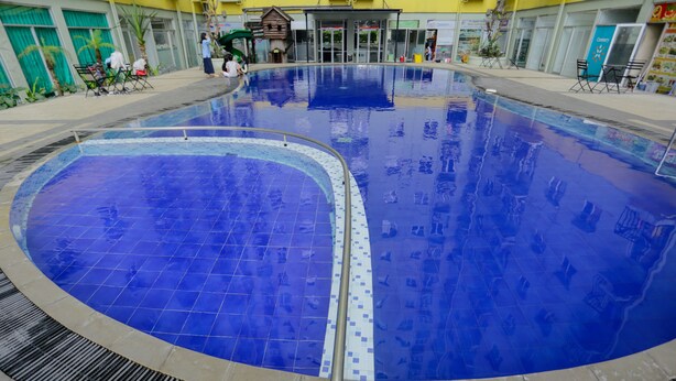 A large indoor pool with a tiled floor and a central drain. - RedLiving Apartemen The Suites Metro - Mary Tower E (Bandung)