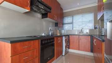 Appartement (2 Bedrooms) | Cuisine privée | Réfrigérateur, micro-ondes, four, plaque de cuisson