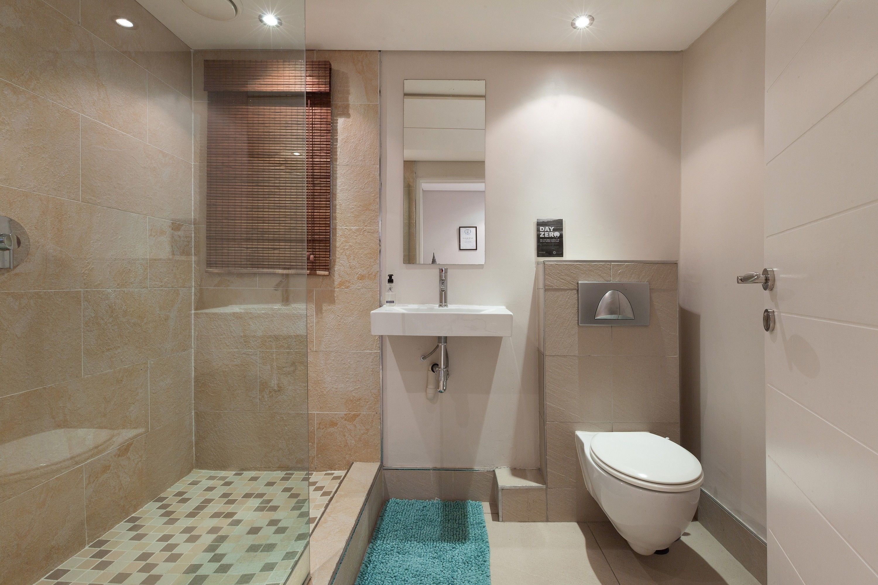 Une salle de bain moderne avec une douche à parois de verre, un lavabo et des toilettes.