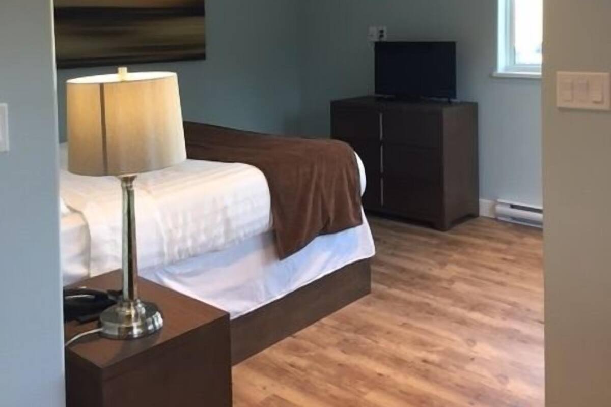 Escritorio, wifi gratis, ropa de cama