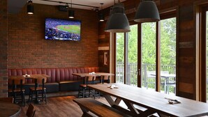 Restaurant - Pender Harbour Hotel (Madeira Park)